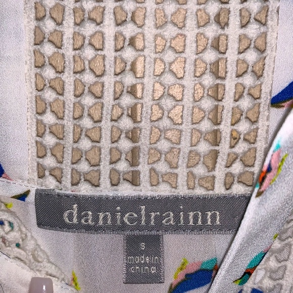 Daniel Rainn women’s size small blouse barely worn no stains or rips - Picture 2 of 3